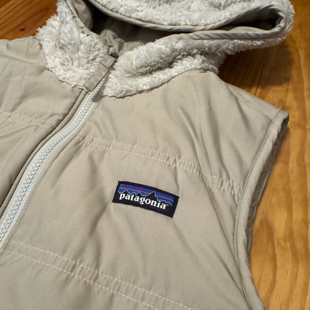 Patagonia Los Gatos Reversible Hooded Vest Tan/Ivory Sherpa Fleece Womens MED - Picture 12 of 13